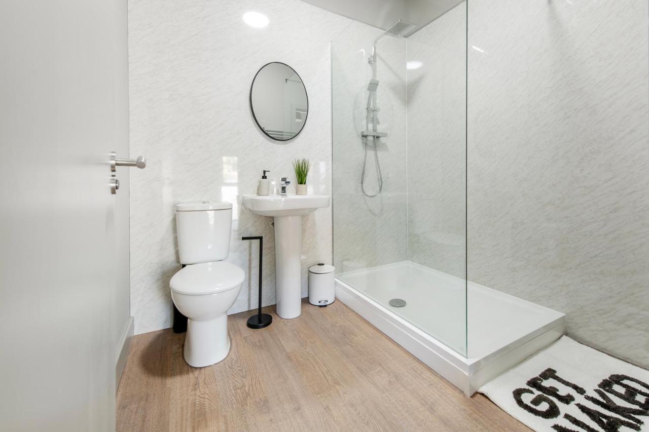 Brand New 1-bed Flat With Free Parking Casa de férias