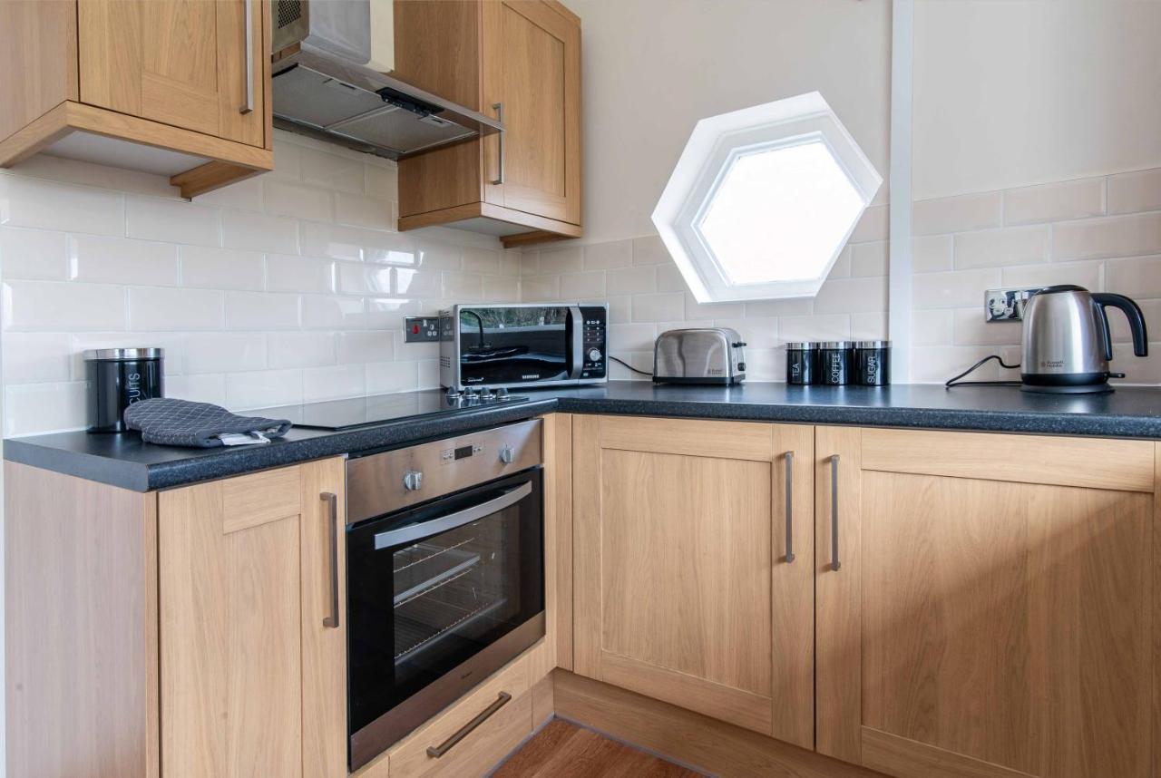 Your Haven - 3 Bed House With Free Wifi And Parking *