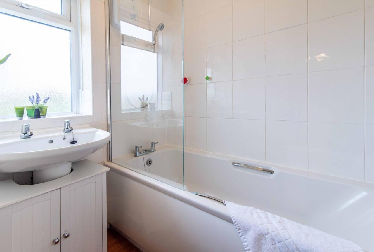 Your Haven - 3 Bed House With Free Wifi And Parking Apartment *