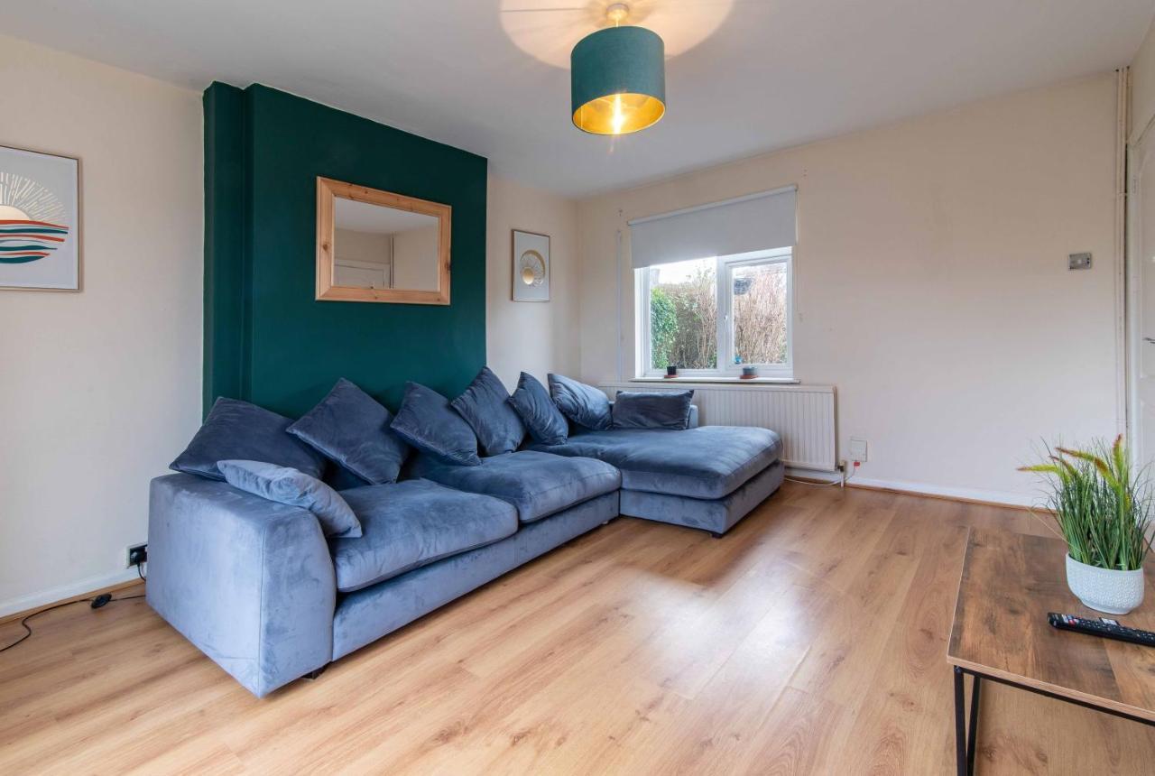 Your Haven - 3 Bed House With Free Wifi And Parking Apartment