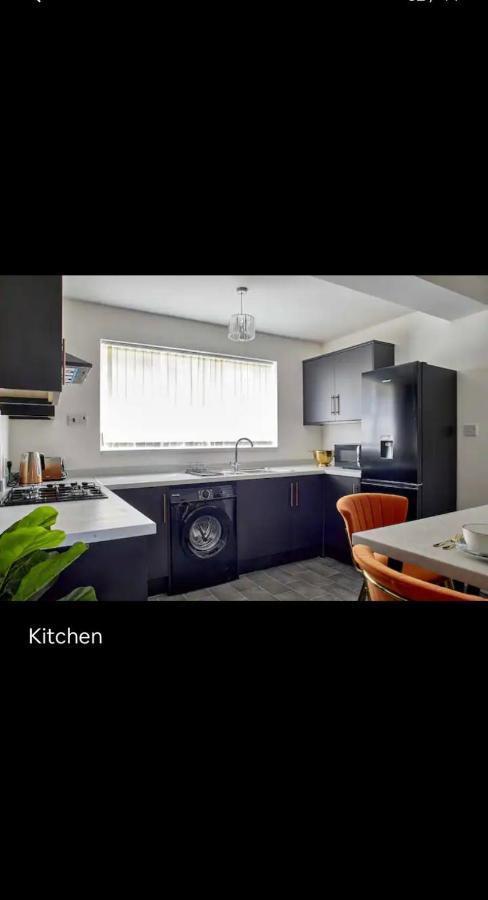 Spacious 3 Bedroom House In * Nottingham