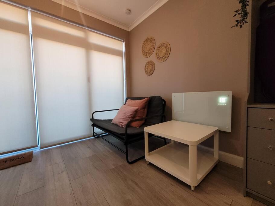 Apartment Cosy & Convenient Space Near M1, Em Airport & *