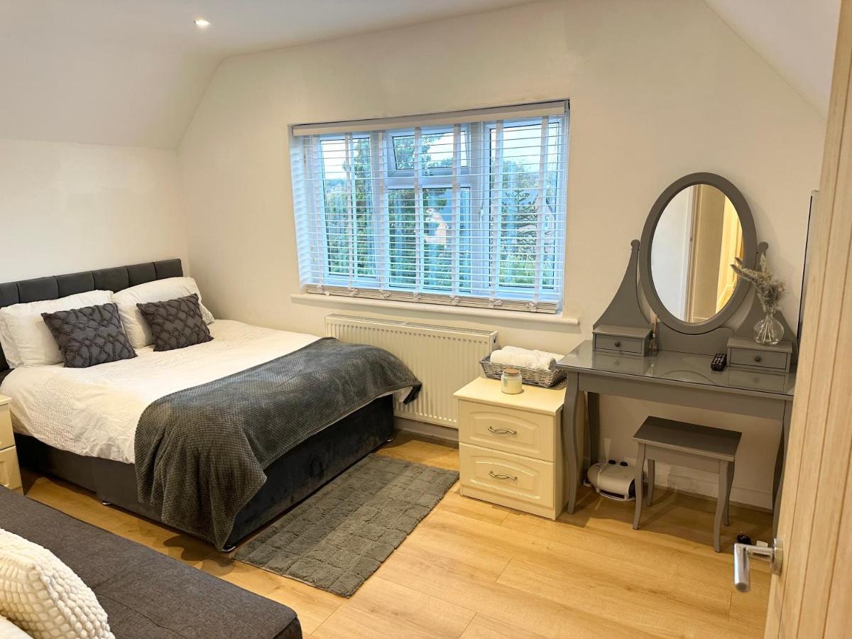 Holiday home Charming 3-bed Minutes From Centre *
