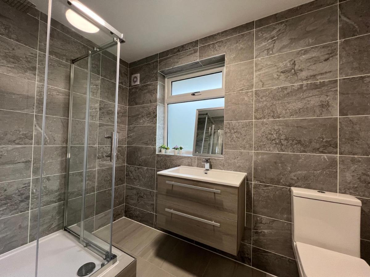 Immaculate Newly Refurbished 4 Bed House *