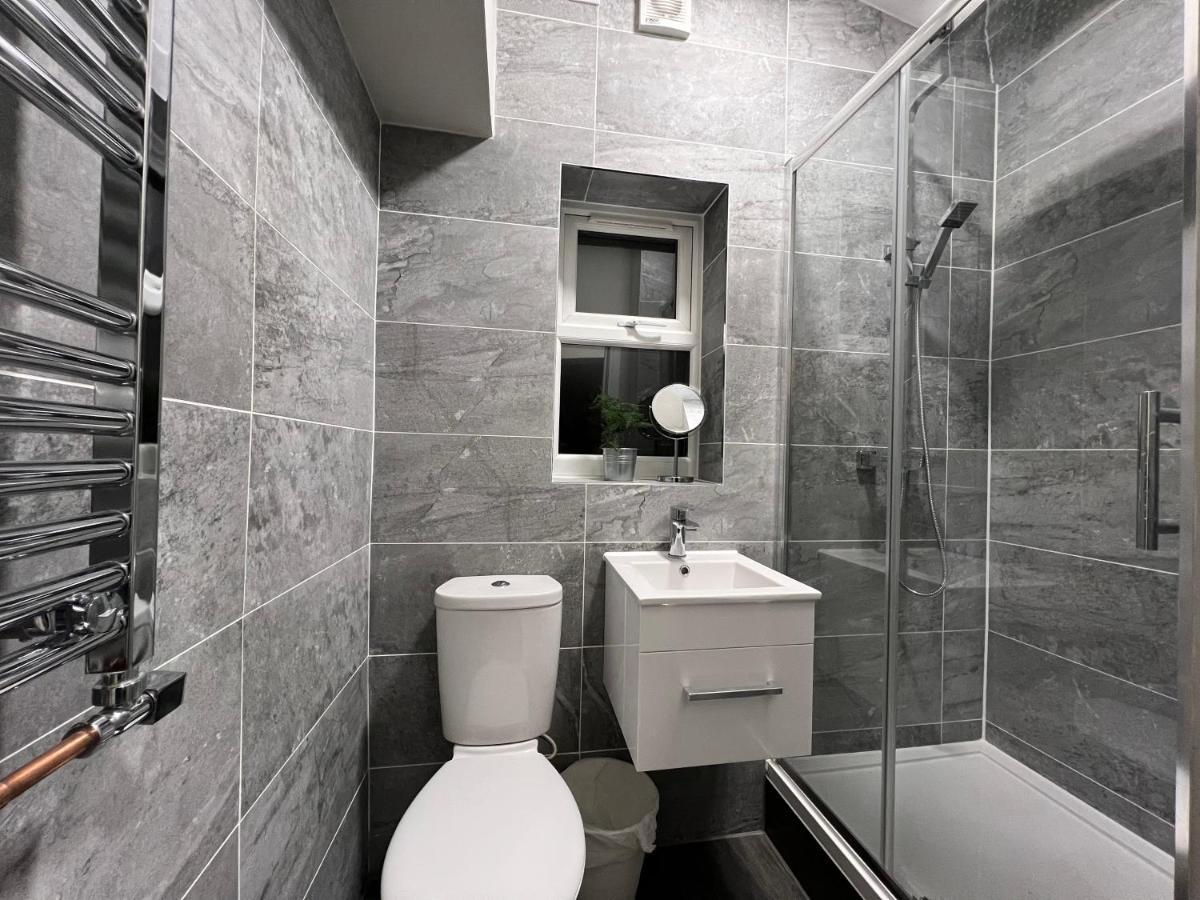 Immaculate Newly Refurbished 4 Bed House *