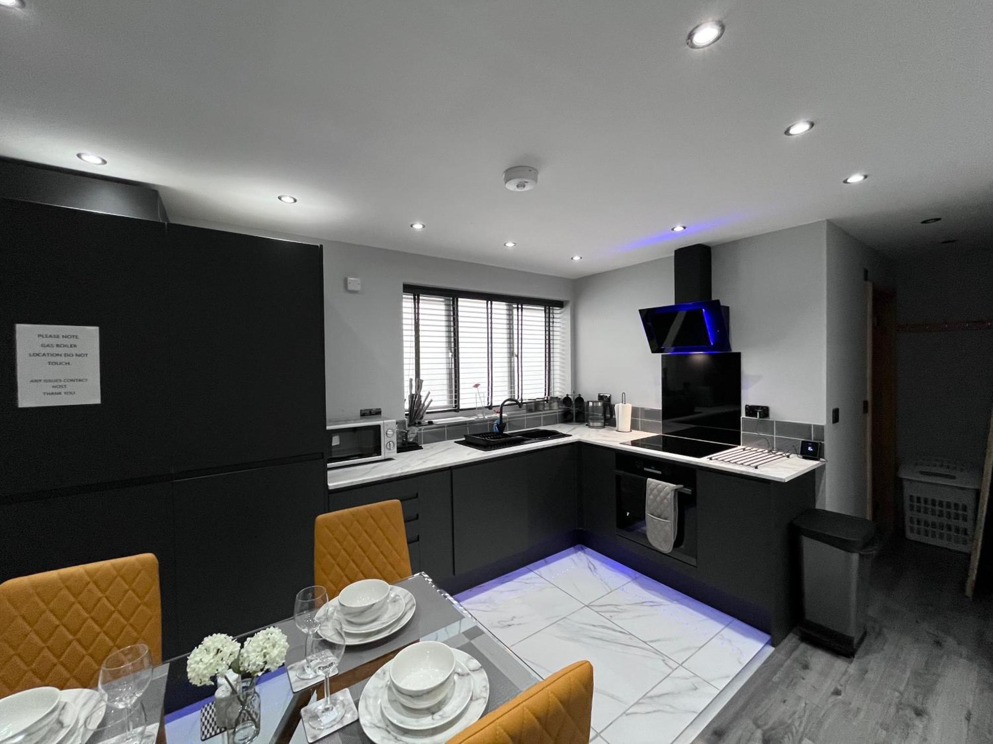 Entire Two Bedroom & Free Parking *