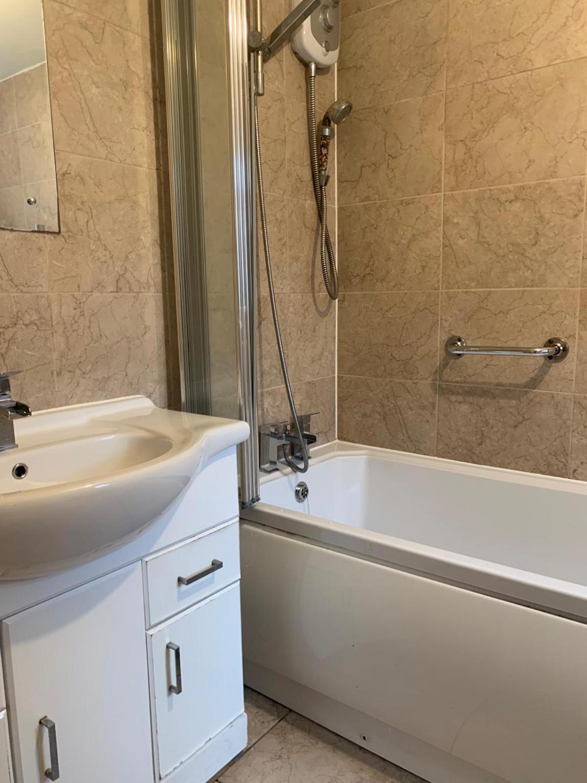 4 Bedroom House In Lenton Apartment