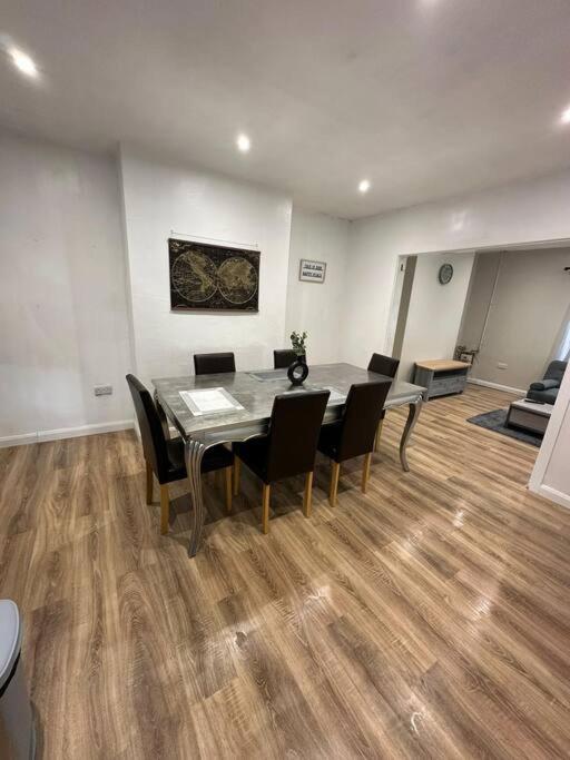 Spacious And Homely House Apartment