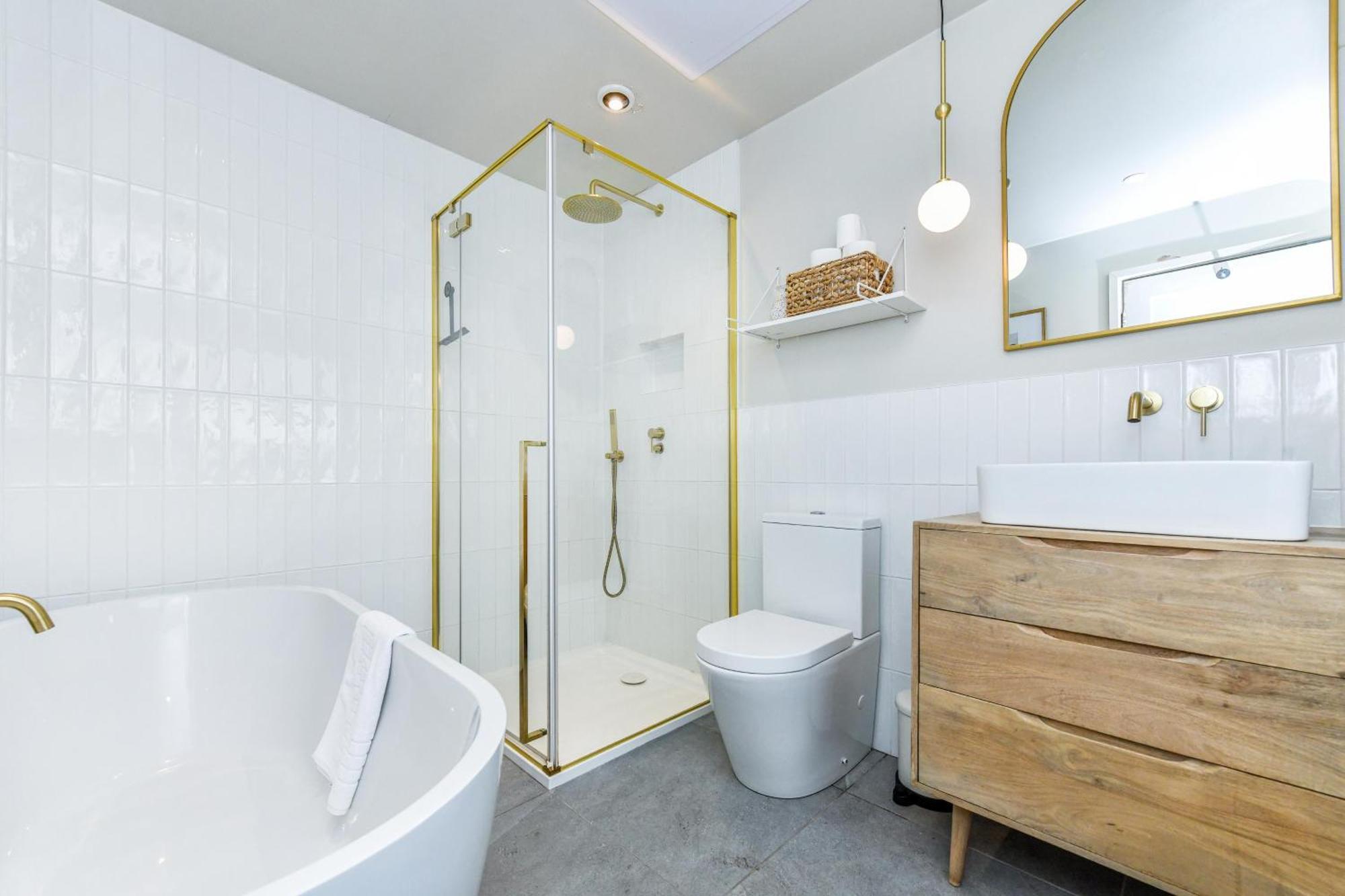 3 Bedroom Semi-detached House Ideal For Corporate In
