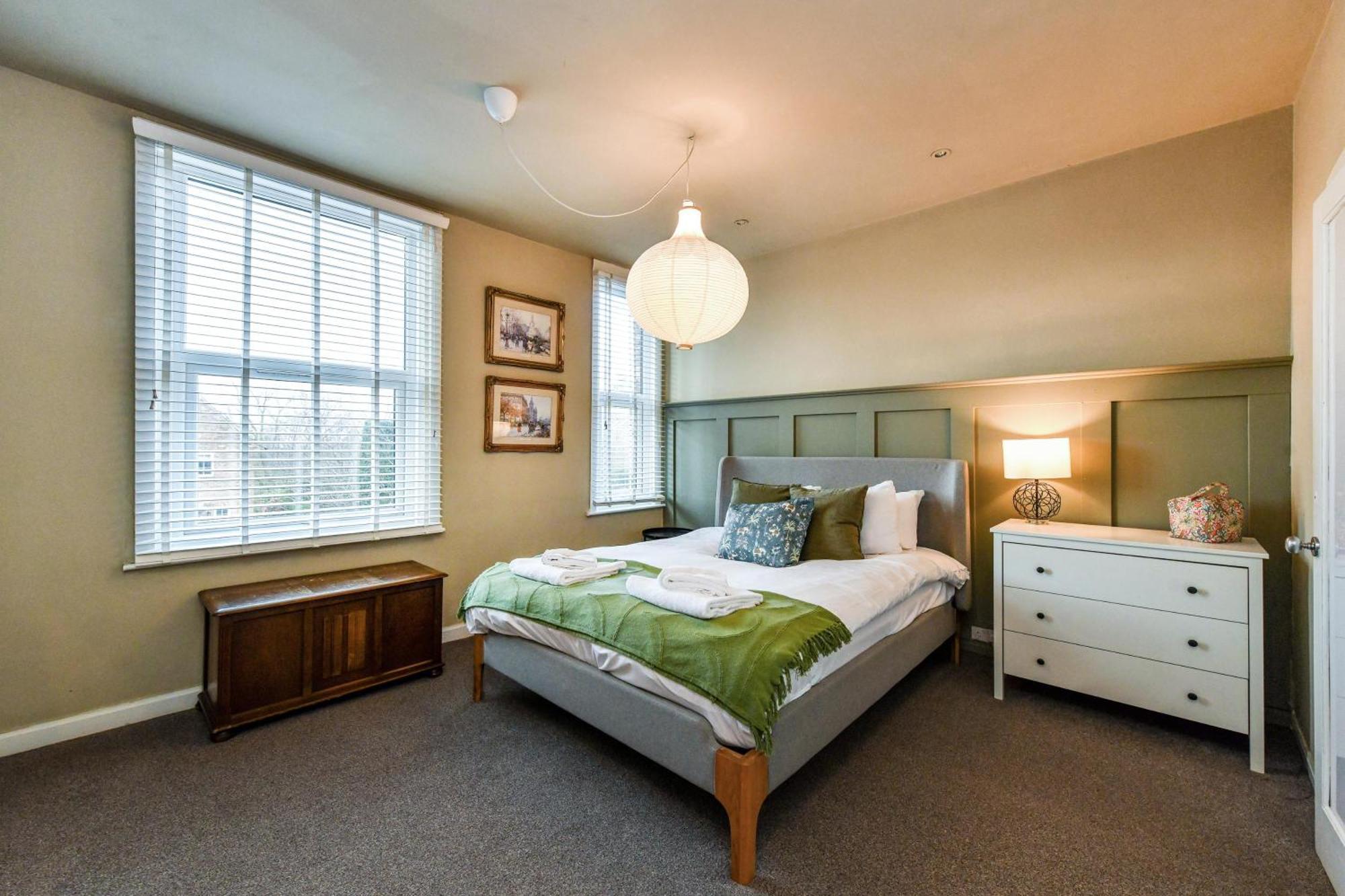 3 Bedroom Semi-detached House Ideal For Corporate In Nottingham