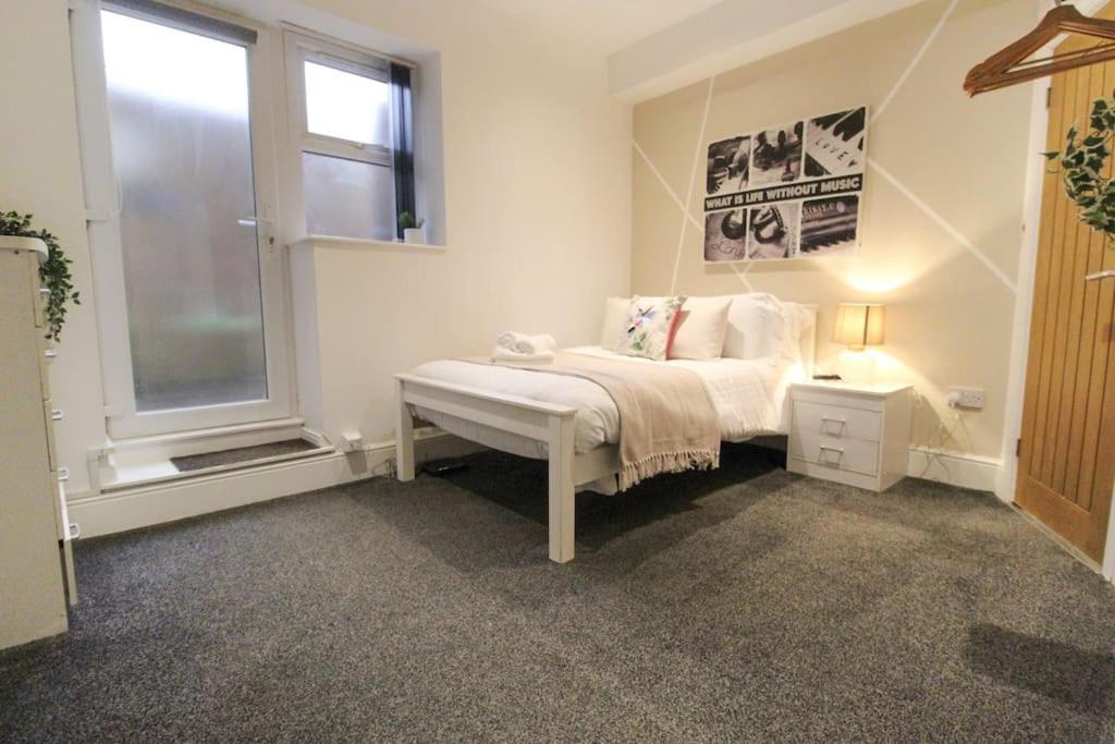 Spacious 1 Bed 1 Minute Walk From Square