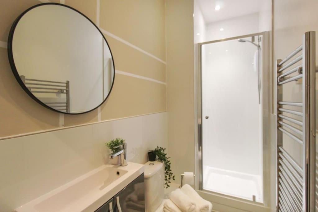 Spacious 1 Bed 1 Minute Walk From Square Apartamento