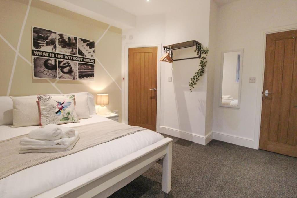 Spacious 1 Bed 1 Minute Walk From Square *