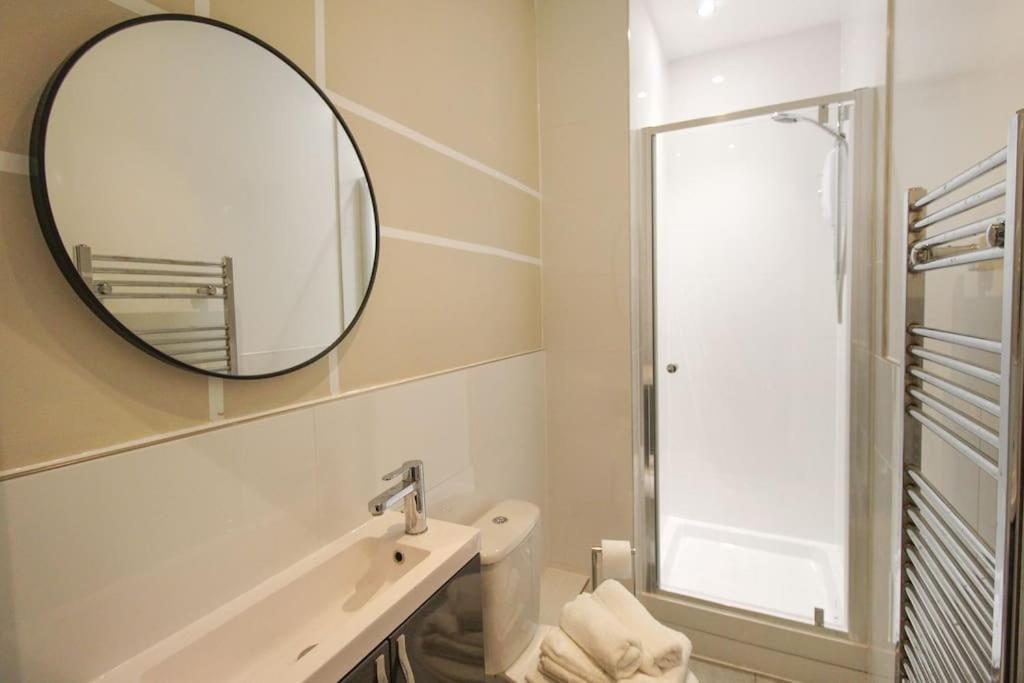 Spacious 1 Bed 1 Minute Walk From Square Apartamento