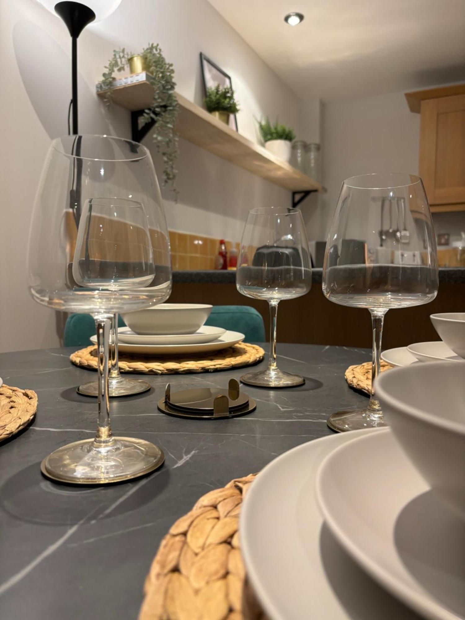 2 Bedroom, 2 Bathroom Flat In Centre With Free Parking