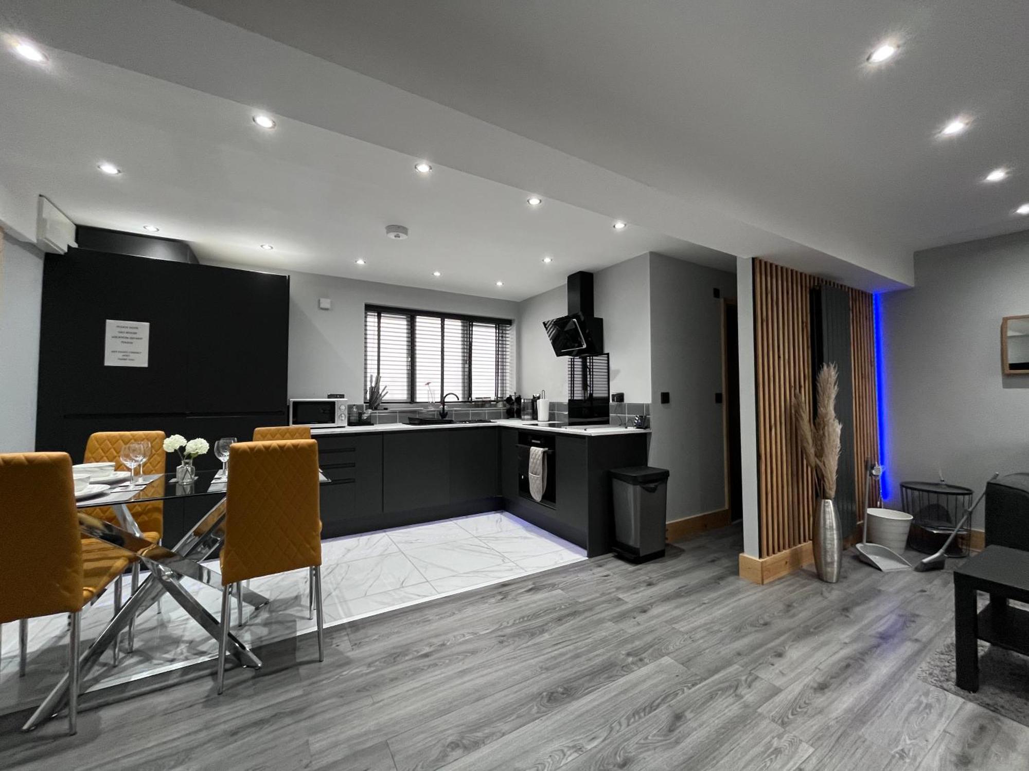Entire Two Bedroom & Free Parking *