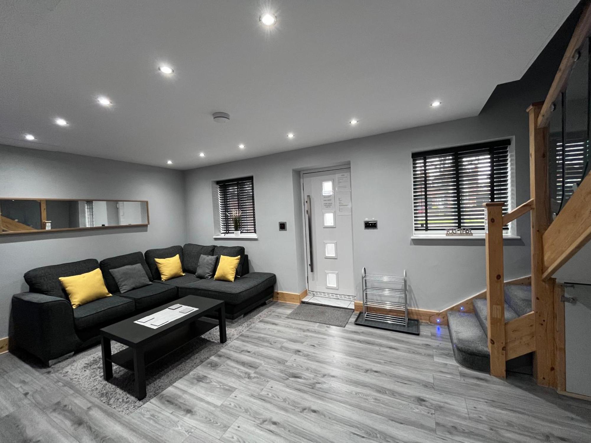 Entire Two Bedroom & Free Parking *