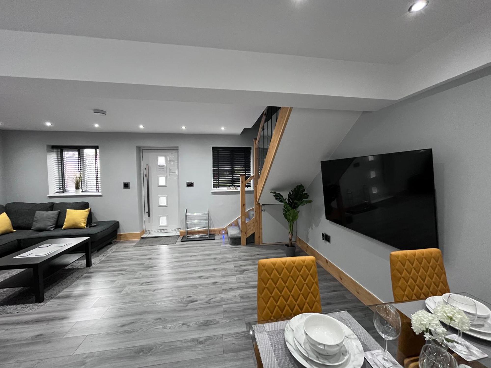 Entire Two Bedroom & Free Parking