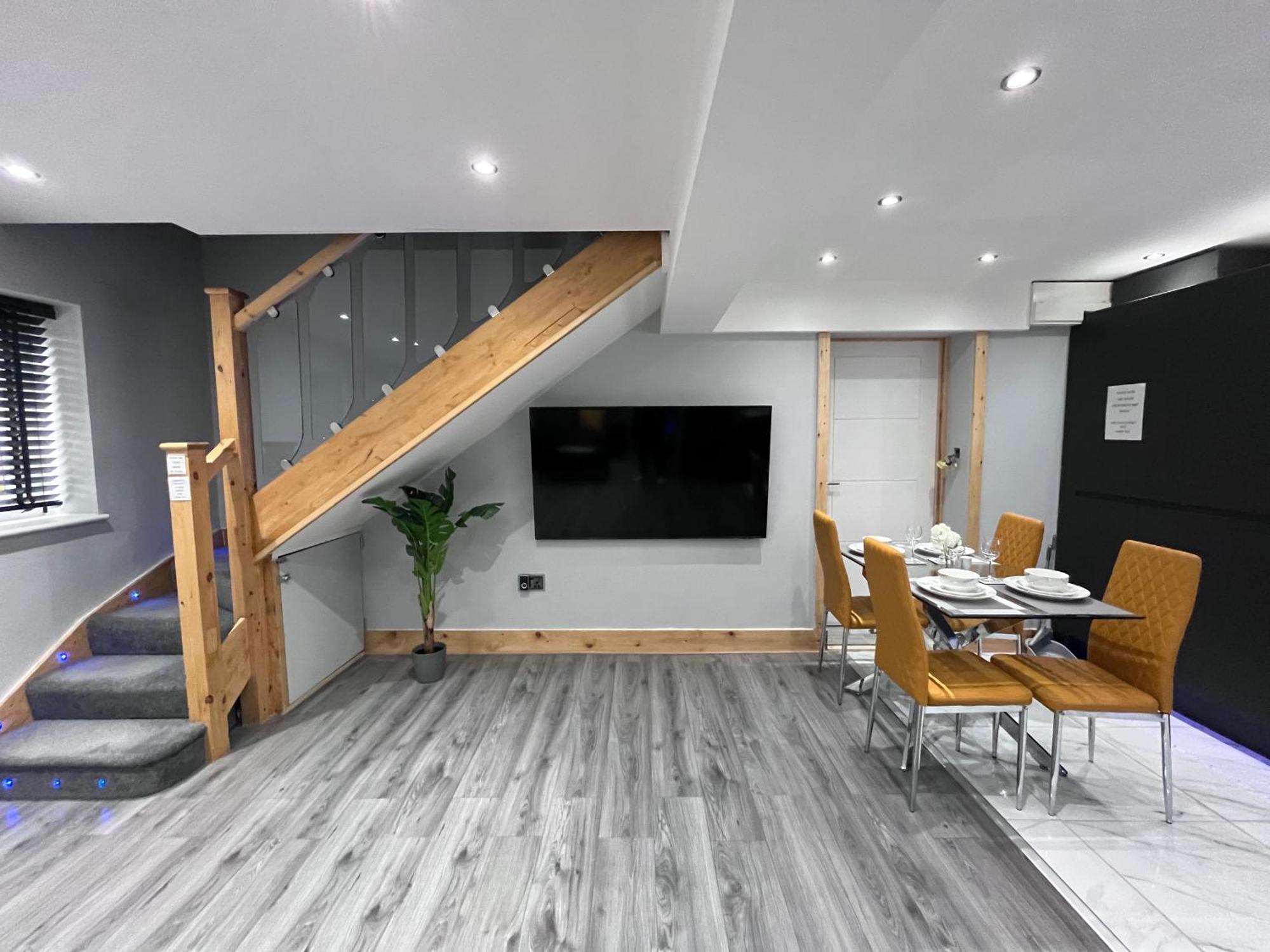Entire Two Bedroom & Free Parking