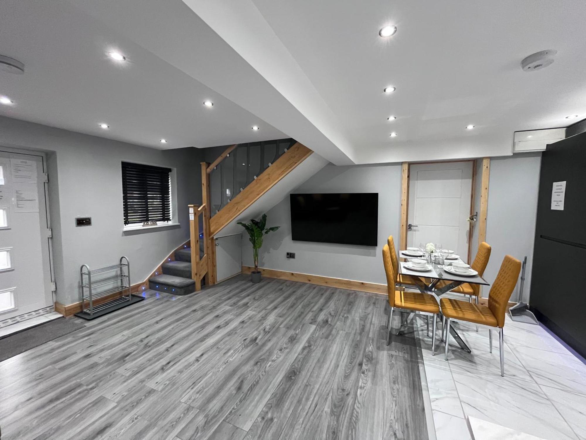 Apartment Entire Two Bedroom & Free Parking