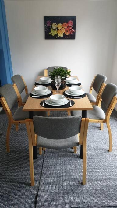 Perry House! Sleeps 7,ideal For Contractors & Business Stays, Large Driveway With & Car Parking Holiday home *