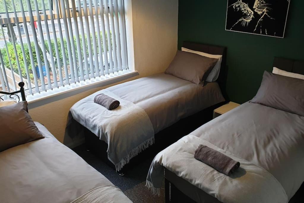 Holiday home Perry House! Sleeps 7,ideal For Contractors & Business Stays, Large Driveway With & Car Parking