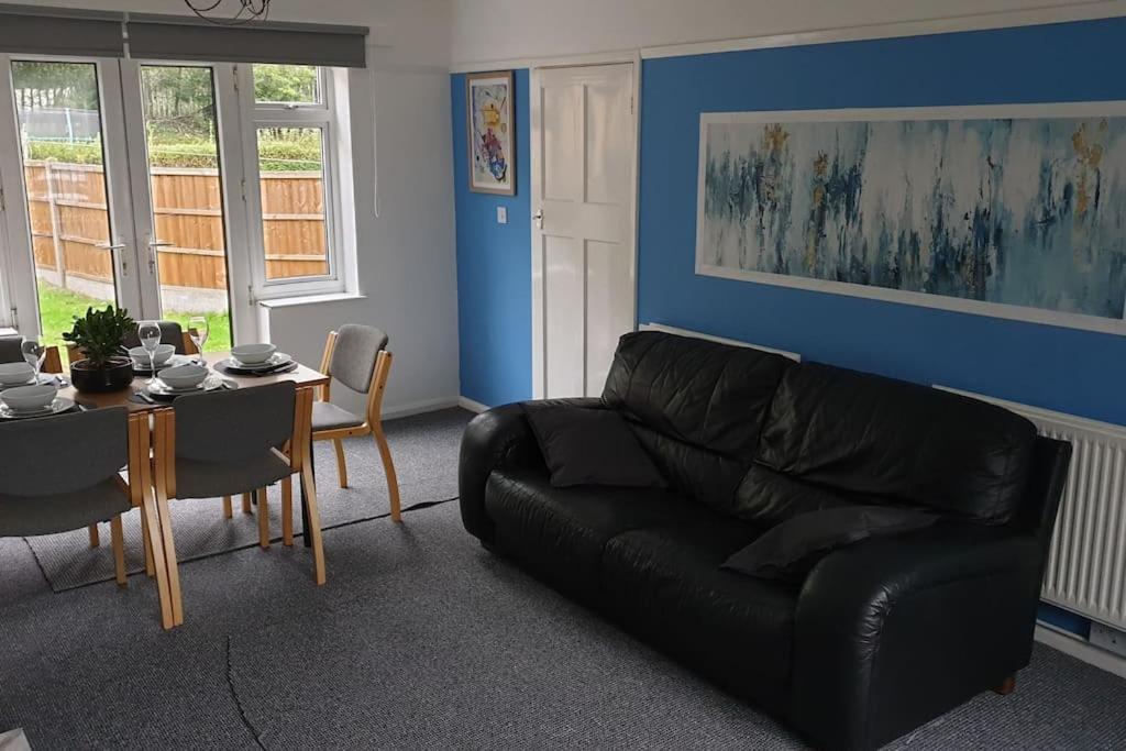 Perry House! Sleeps 7,ideal For Contractors & Business Stays, Large Driveway With & Car Parking Holiday home