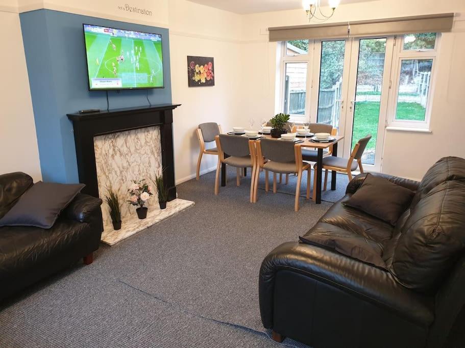 Perry House! Sleeps 7,ideal For Contractors & Business Stays, Large Driveway With & Car Parking Holiday home