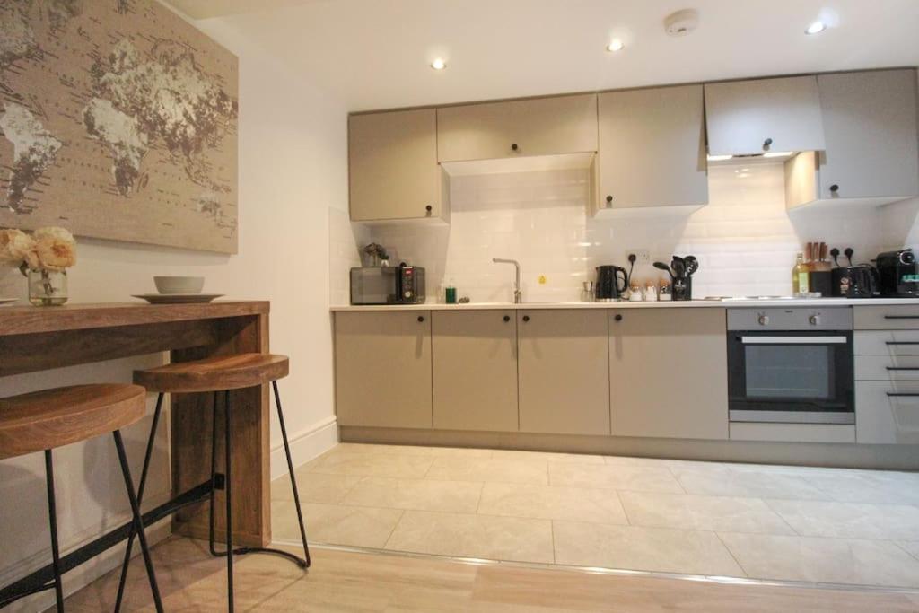 Spacious 1 Bed 1 Minute Walk From Square Apartamento
