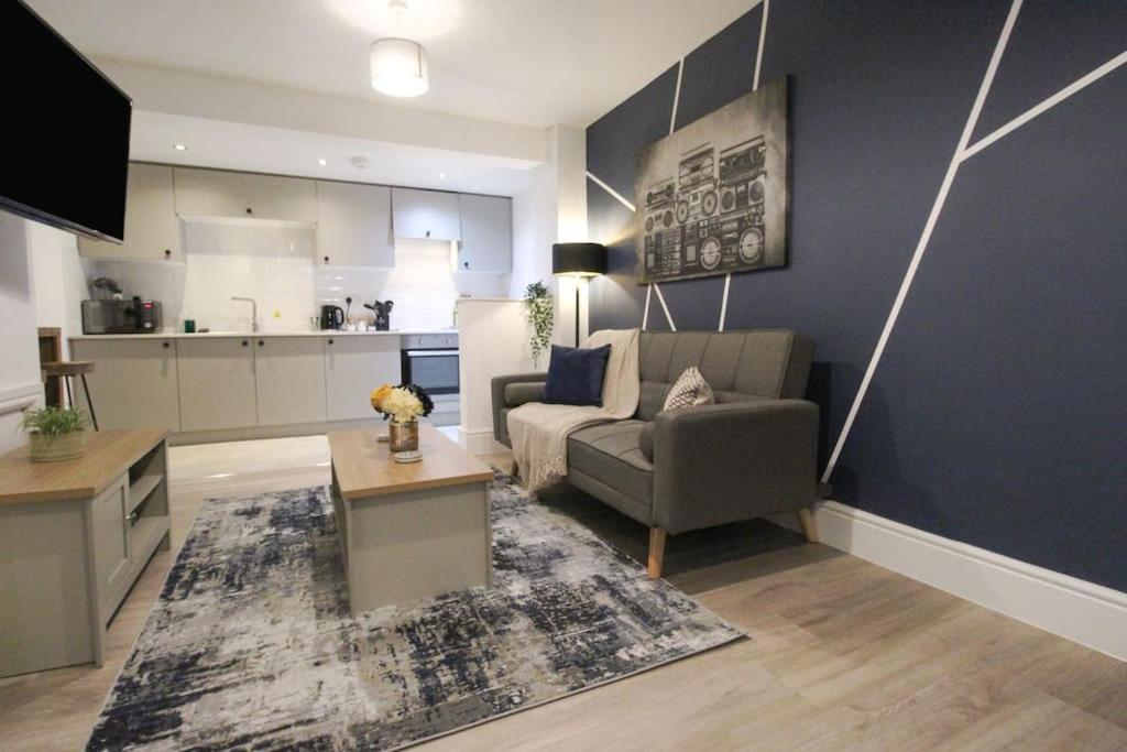 Spacious 1 Bed 1 Minute Walk From Square *