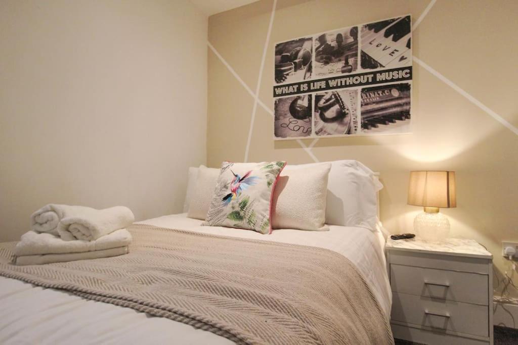 Spacious 1 Bed 1 Minute Walk From Square Apartamento *