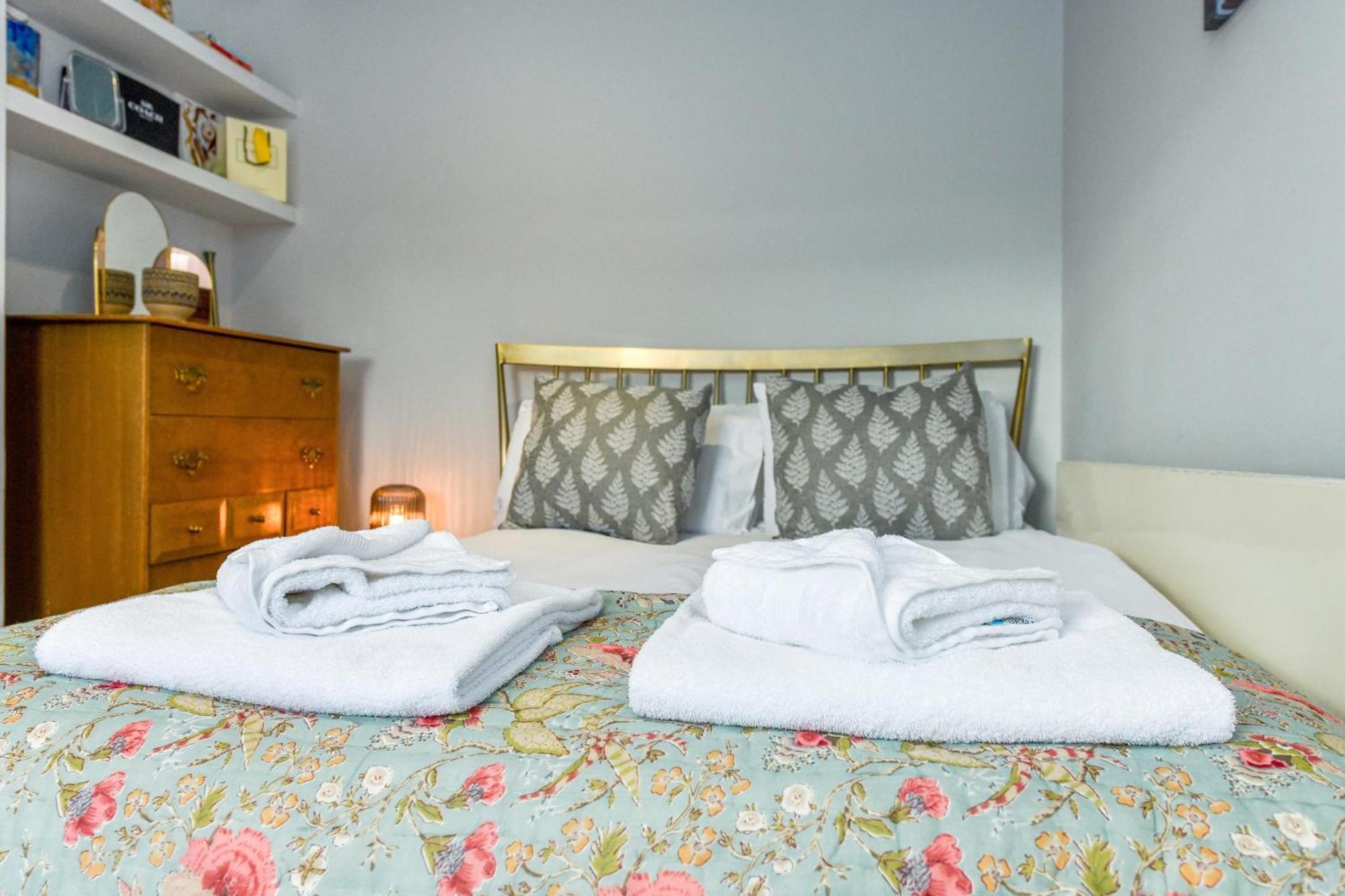 Holiday home 3 Bedroom Semi-detached House Ideal For Corporate In *