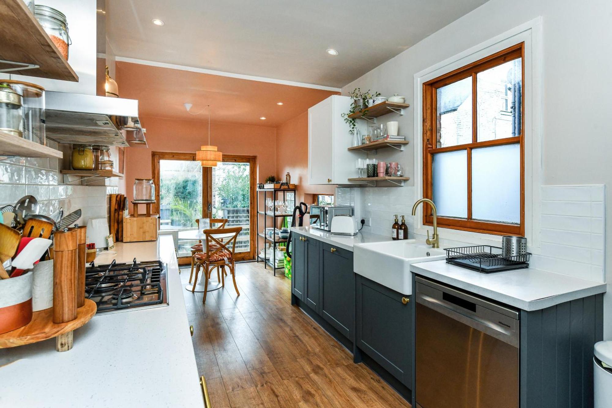 3 Bedroom Semi-detached House Ideal For Corporate In *