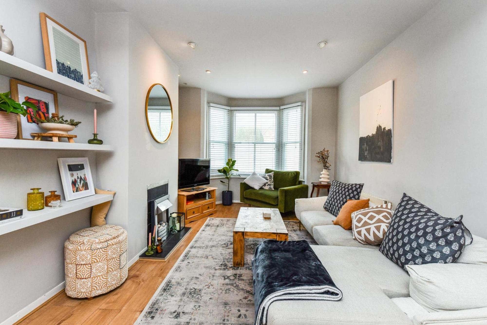 3 Bedroom Semi-detached House Ideal For Corporate In