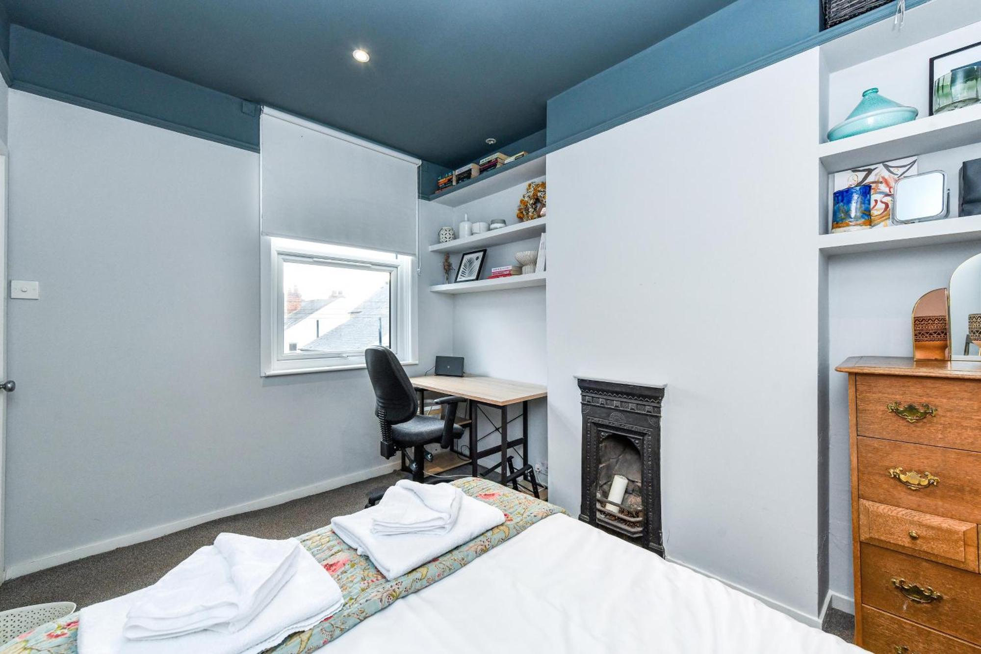3 Bedroom Semi-detached House Ideal For Corporate In Nottingham