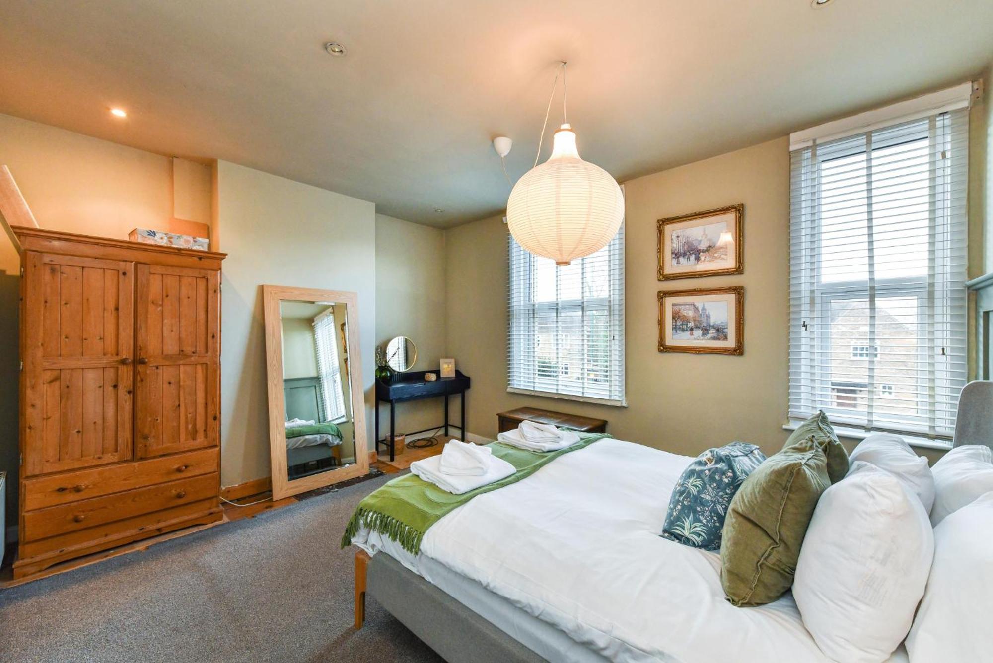 3 Bedroom Semi-detached House Ideal For Corporate In
