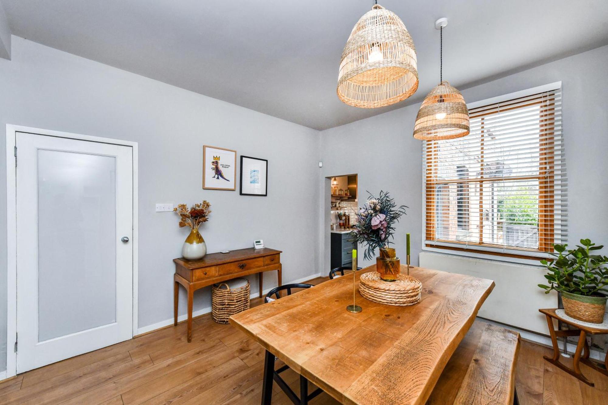 3 Bedroom Semi-detached House Ideal For Corporate In Nottingham