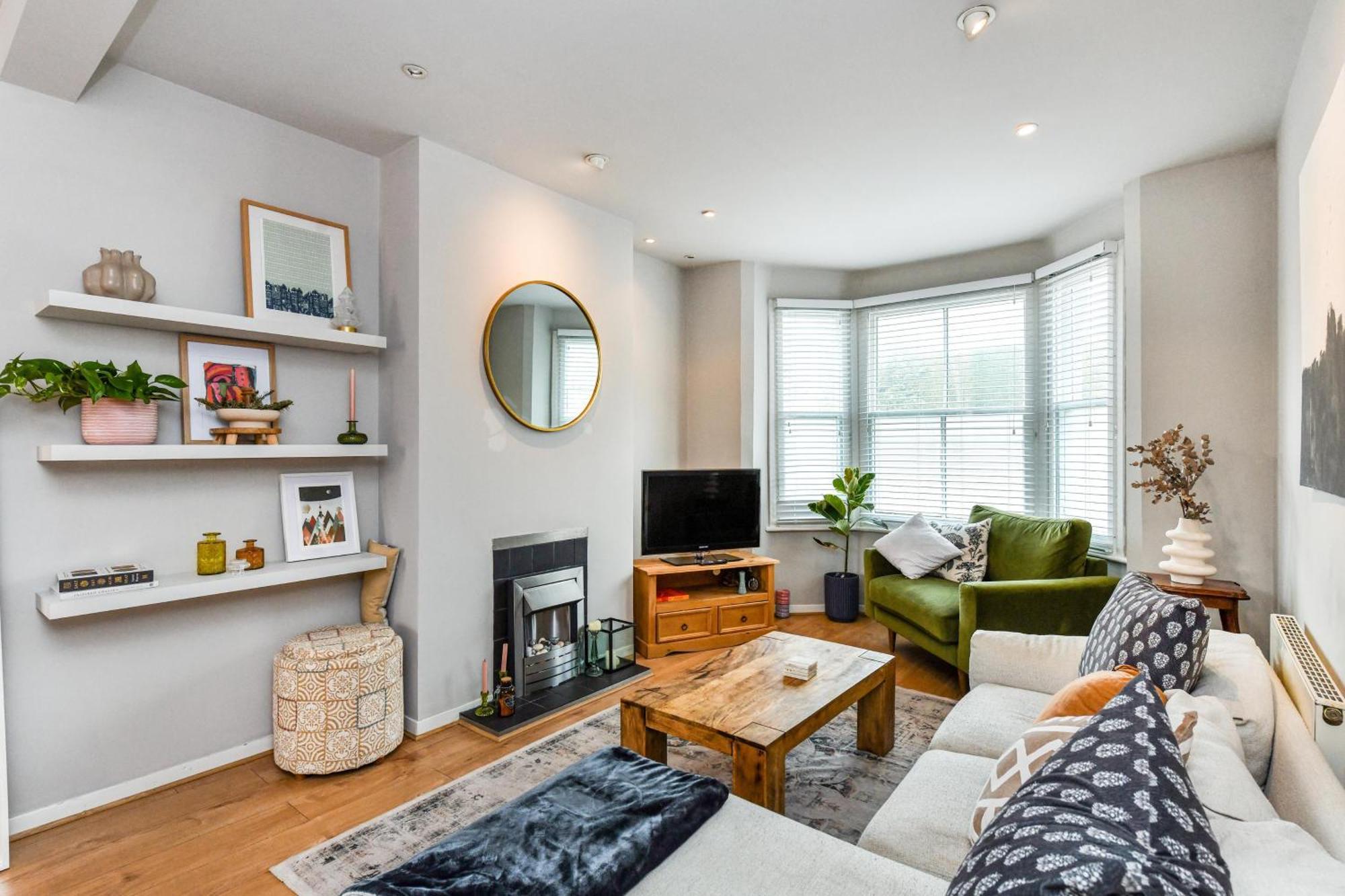 3 Bedroom Semi-detached House Ideal For Corporate In Nottingham