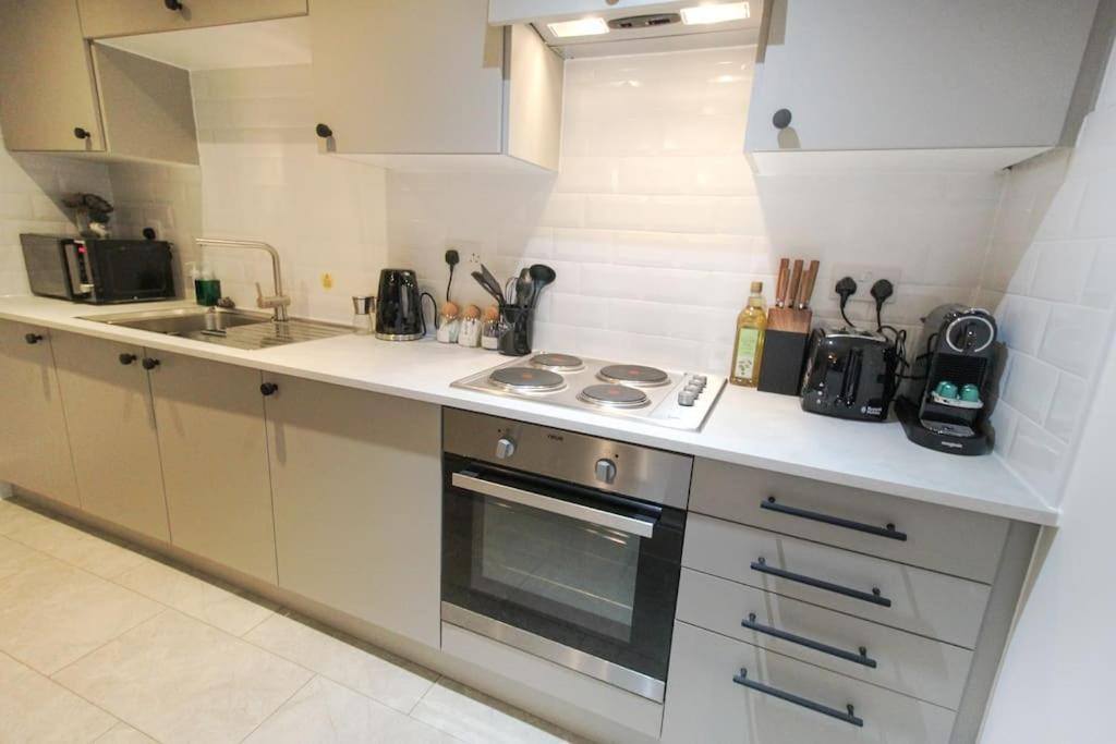 Spacious 1 Bed 1 Minute Walk From Square *