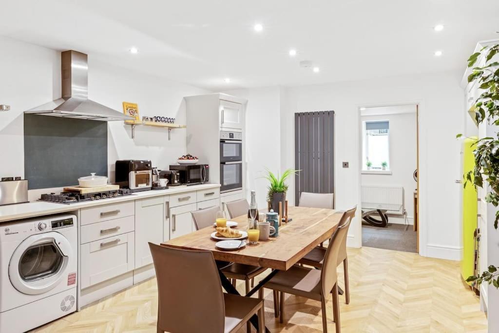 Luxurious 3 Bedroom In Park Estate Apartamento *