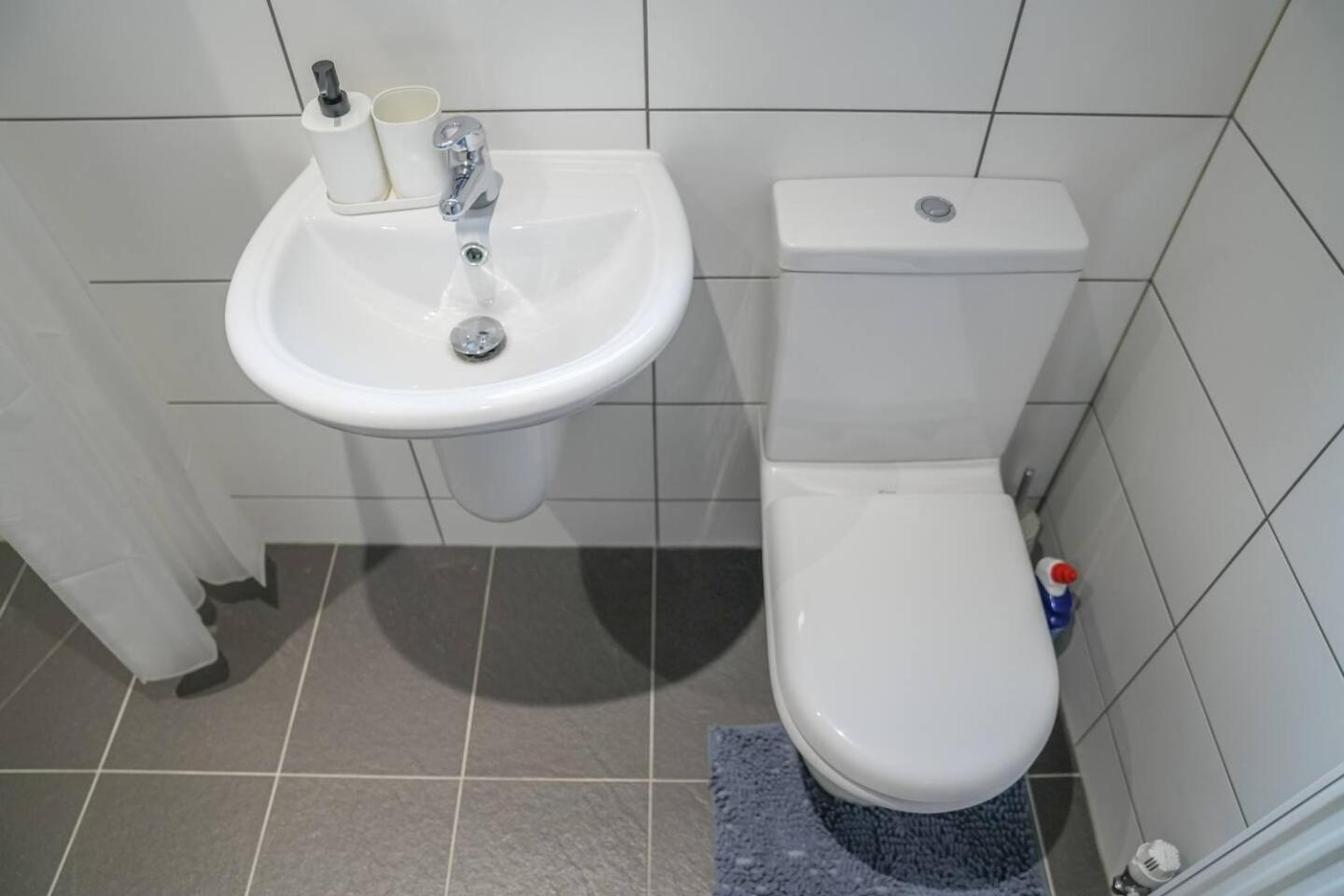 Pass The Keys Stylish 3 Bedroom With Free Parking Holiday home Nottingham
