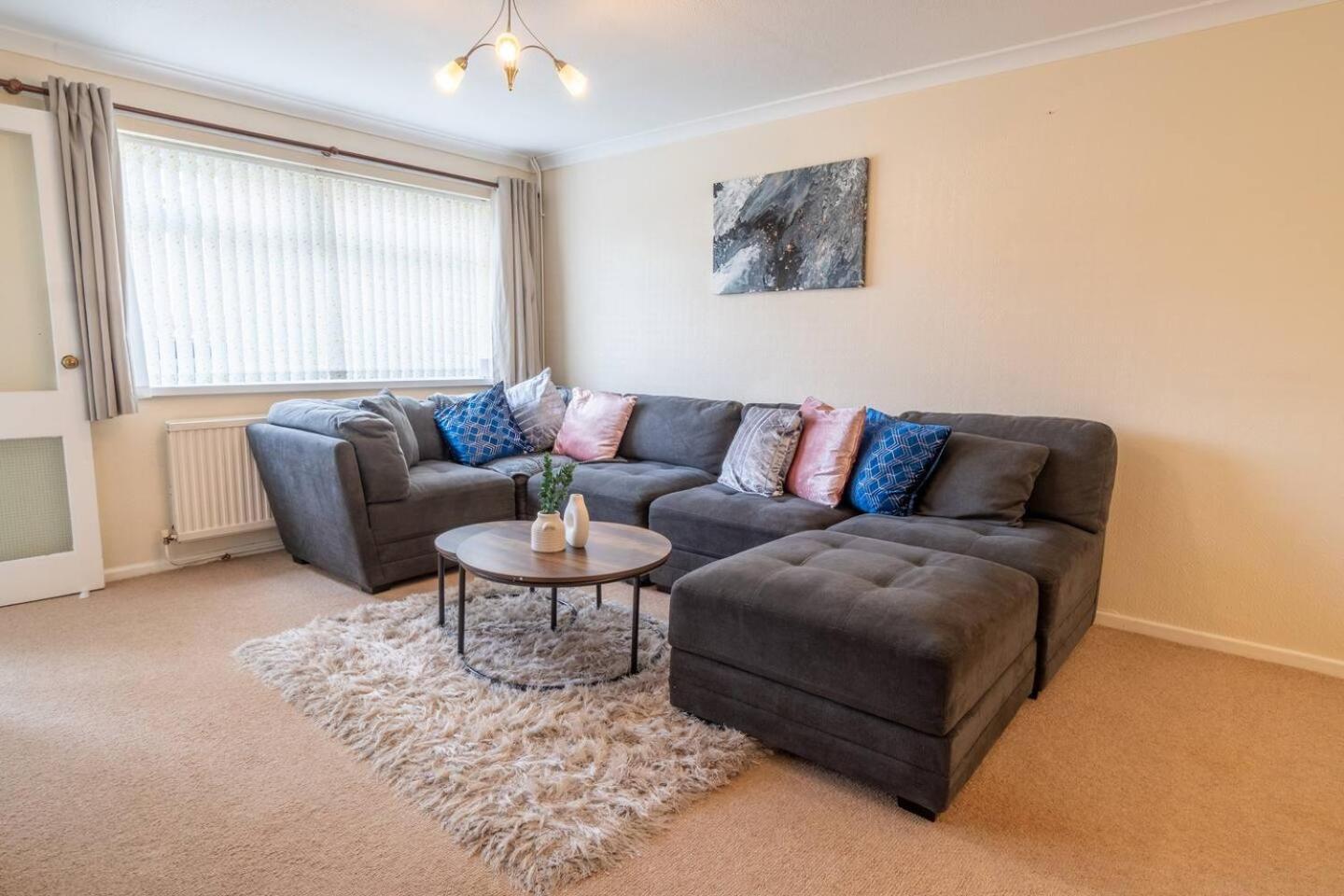 Pass The Keys Stylish 3 Bedroom With Free Parking Holiday home Nottingham