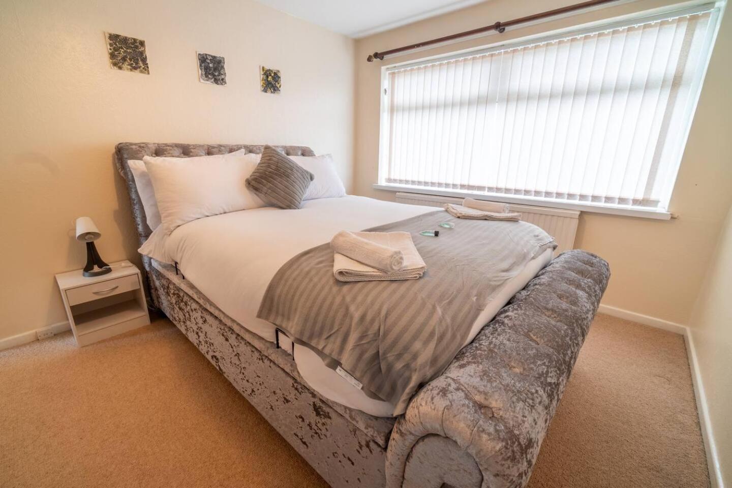 Pass The Keys Stylish 3 Bedroom With Free Parking *