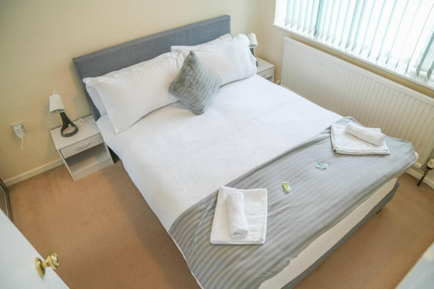 Pass The Keys Stylish 3 Bedroom With Free Parking Holiday home