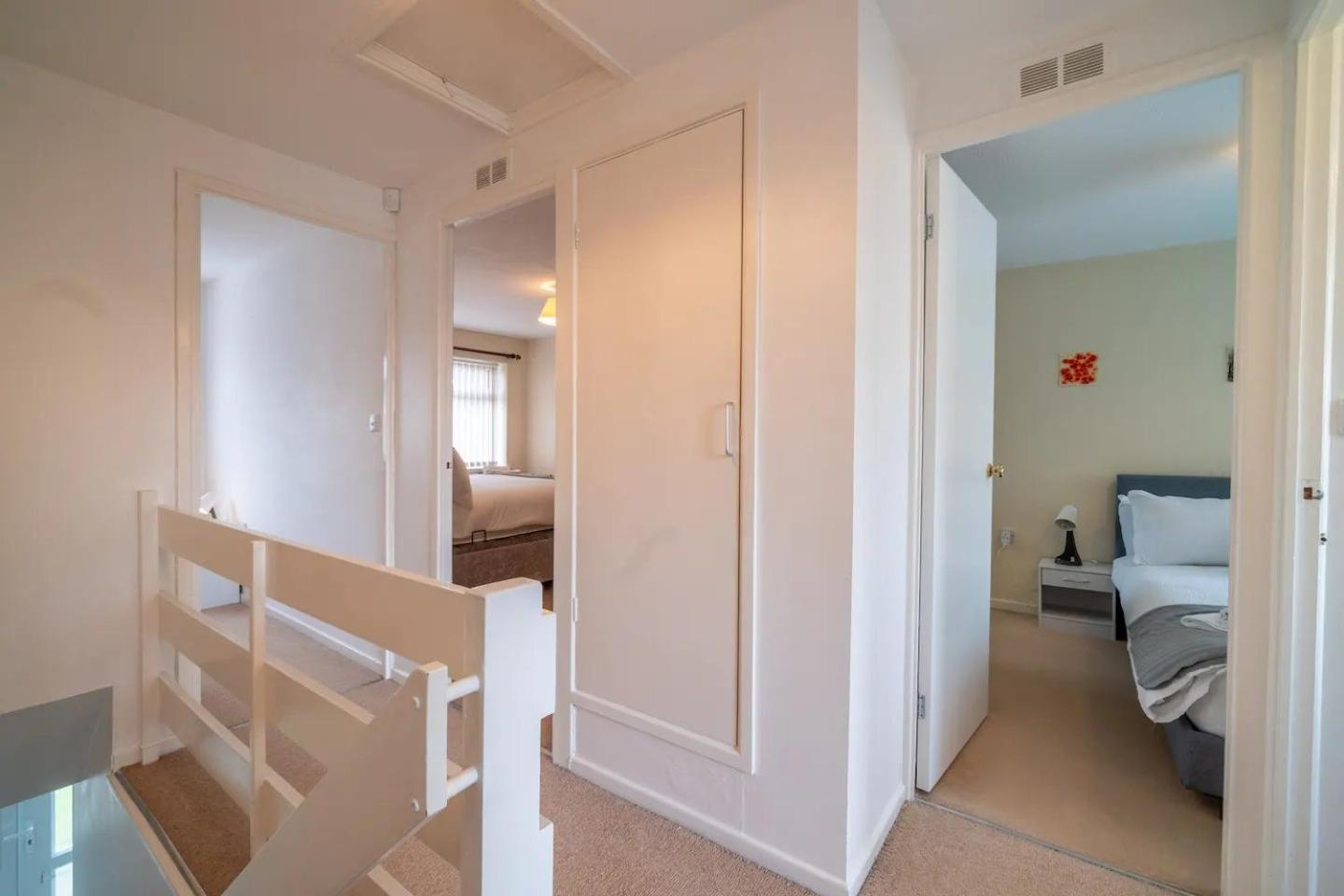 Pass The Keys Stylish 3 Bedroom With Free Parking *