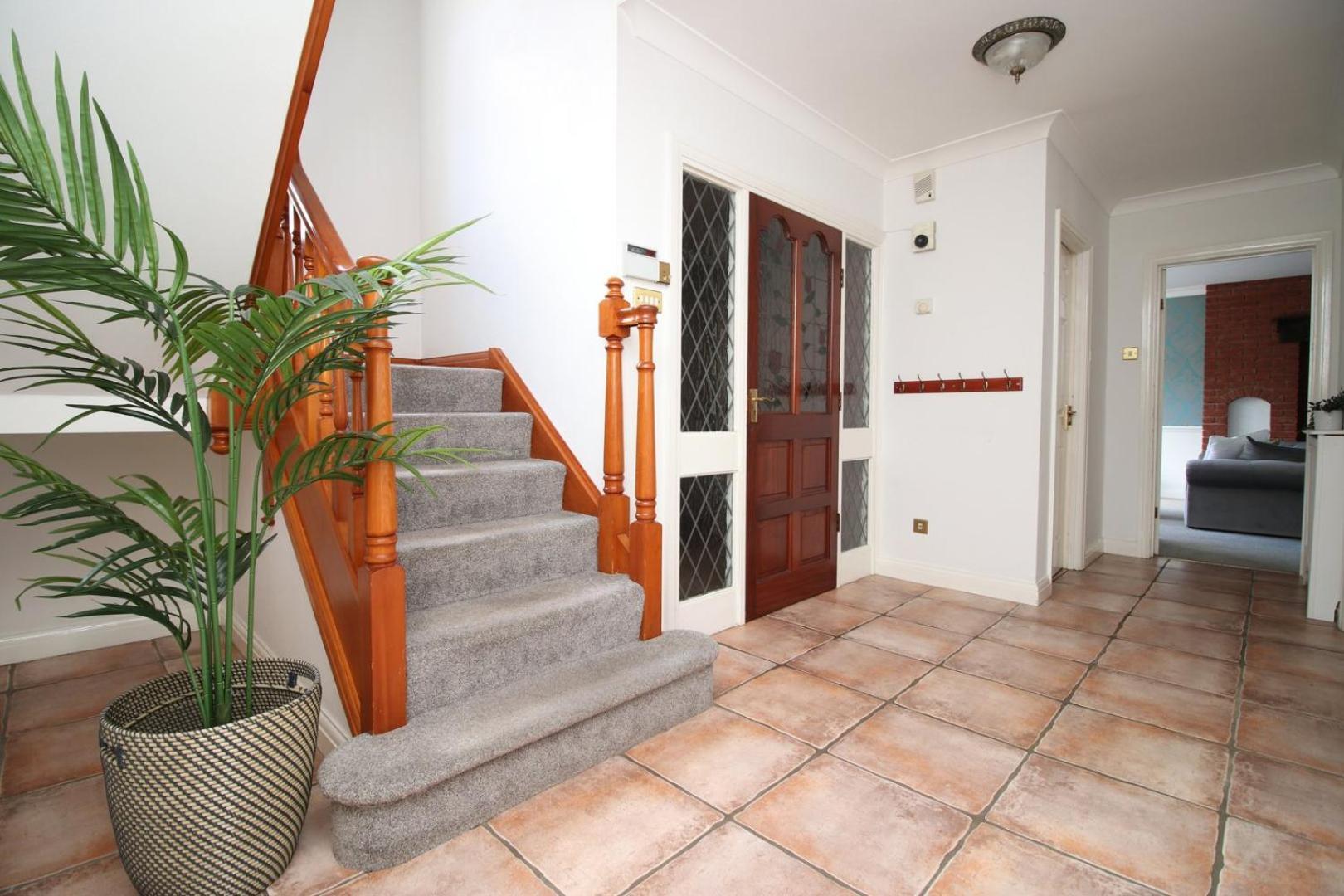 Chartwell Grove Guest house *