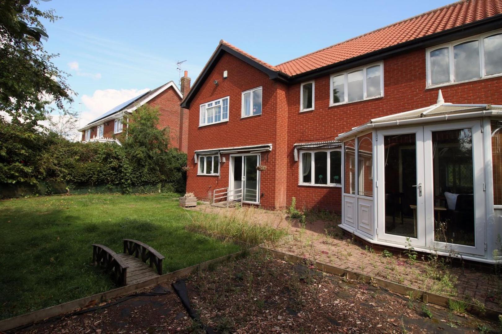 Chartwell Grove Guest house *
