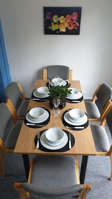 Holiday home Perry House! Sleeps 7,ideal For Contractors & Business Stays, Large Driveway With & Car Parking