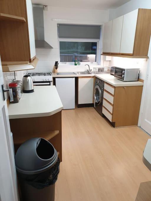 Holiday home Perry House! Sleeps 7,ideal For Contractors & Business Stays, Large Driveway With & Car Parking *