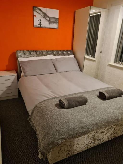 Holiday home Perry House! Sleeps 7,ideal For Contractors & Business Stays, Large Driveway With & Car Parking